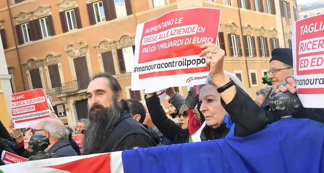 Sit-in Pd si apre con \"Bella ciao\"