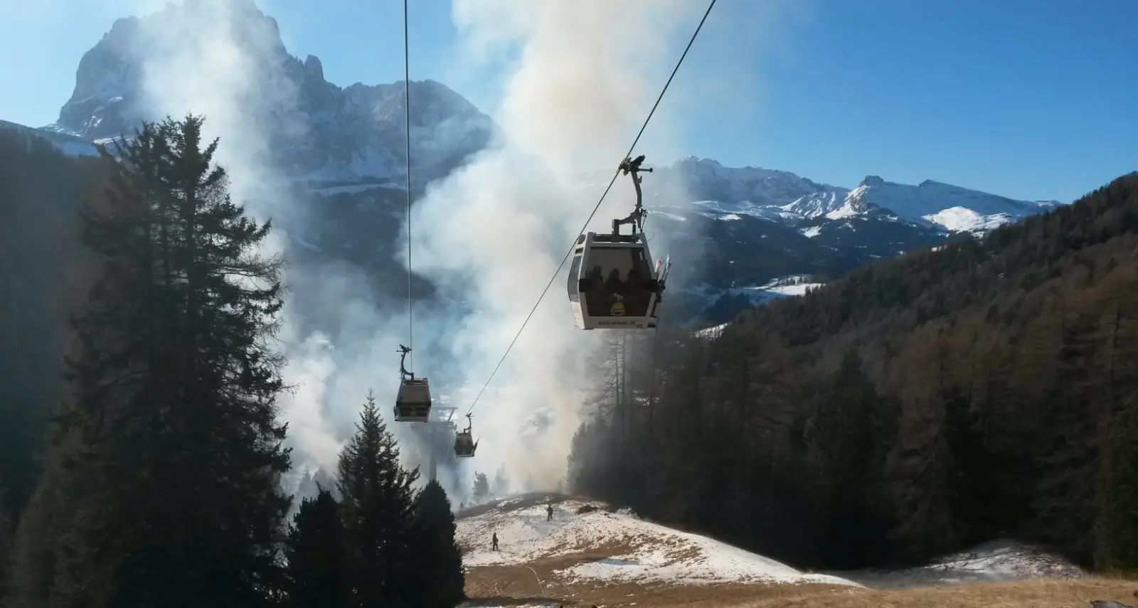 Val Gardena, rogo nella boscaglia sotto una cabinovia