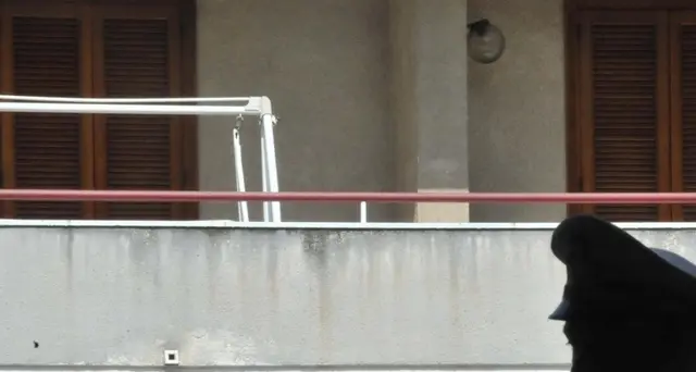 Cade dal balcone, 12enne muore a Voghera