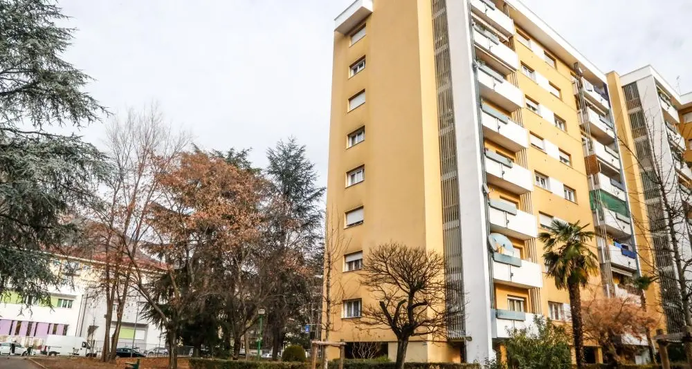 Bolzano, anziana di 95 anni rapinata sotto casa