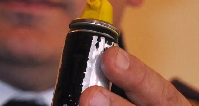 Spray urticante alla festa, è panico