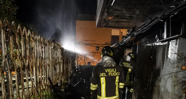 Decine cassonetti in fiamme a Roma