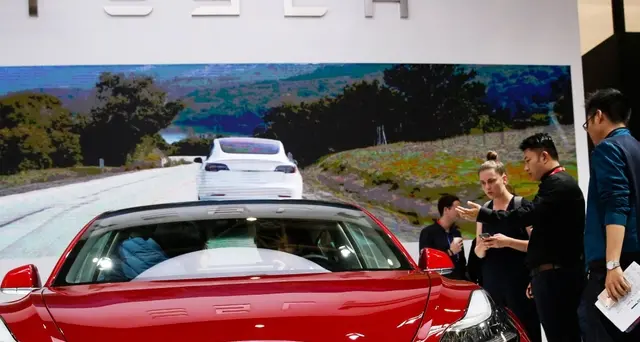 Tesla:affonda in Borsa,-9,65%