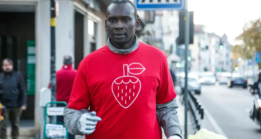 Papa Dame Diop, l’operaio che raccoglie i rifiuti correndo