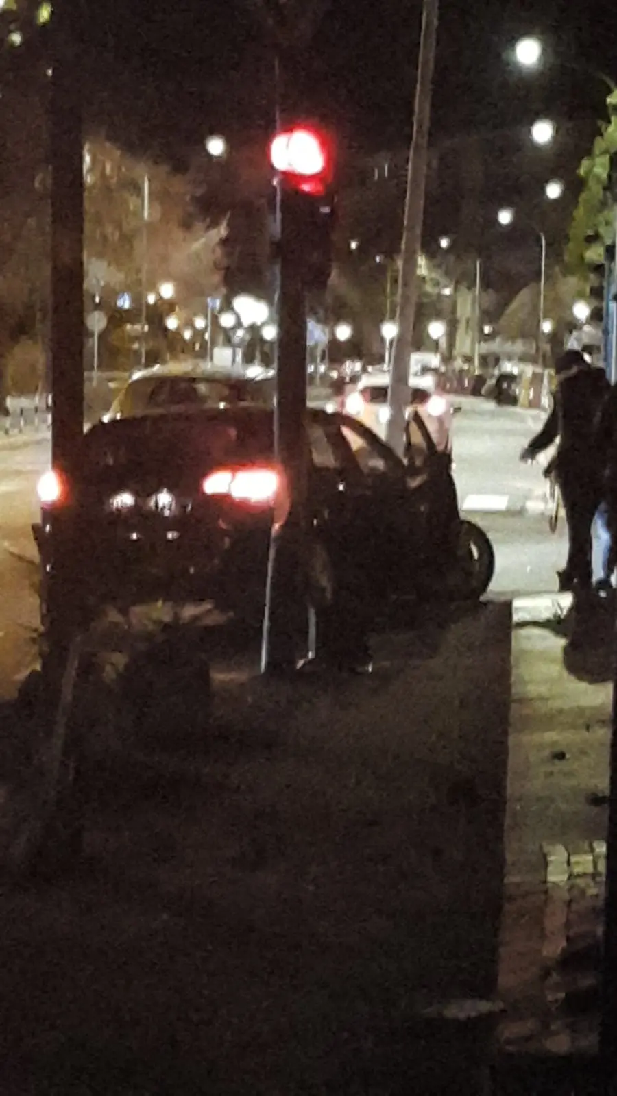 Schianto nella notte in via Palermo, auto contro palo della luce