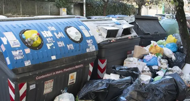 Rifiuti e roghi, dossier Raggi per pm