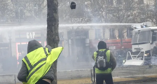 Gilet gialli, diversi feriti a Parigi