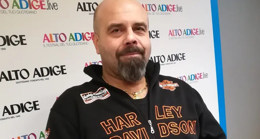 Ritorna sulla Harley dopo l’incidente e 15 operazioni