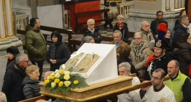 Ruba davanti reliquia Wojtyla e si pente