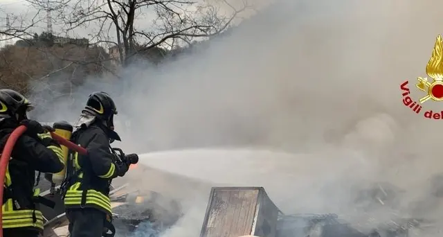Corpo carbonizzato in baracca incendiata