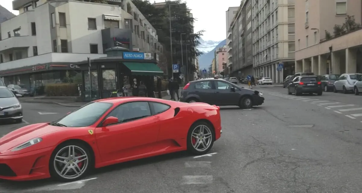 Bolzano: si schianta con la Punto contro una Ferrari, ferita una passante