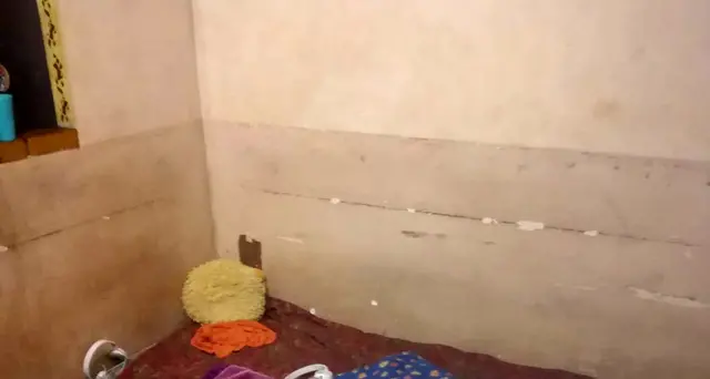Dieci migranti in tugurio al freddo