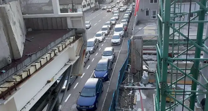 In via Galilei un'altra domenica da bollino nero, in arrivo la quarta corsia