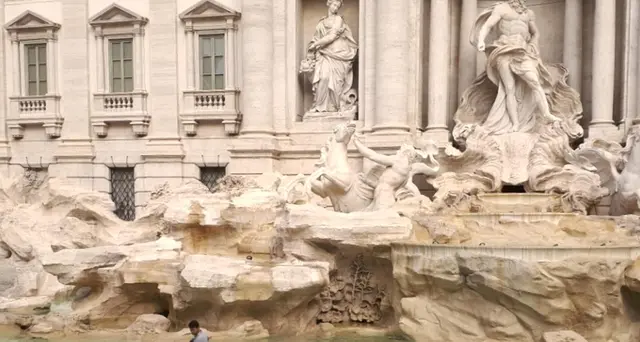 Raggi, monete Fontana Trevi a Caritas