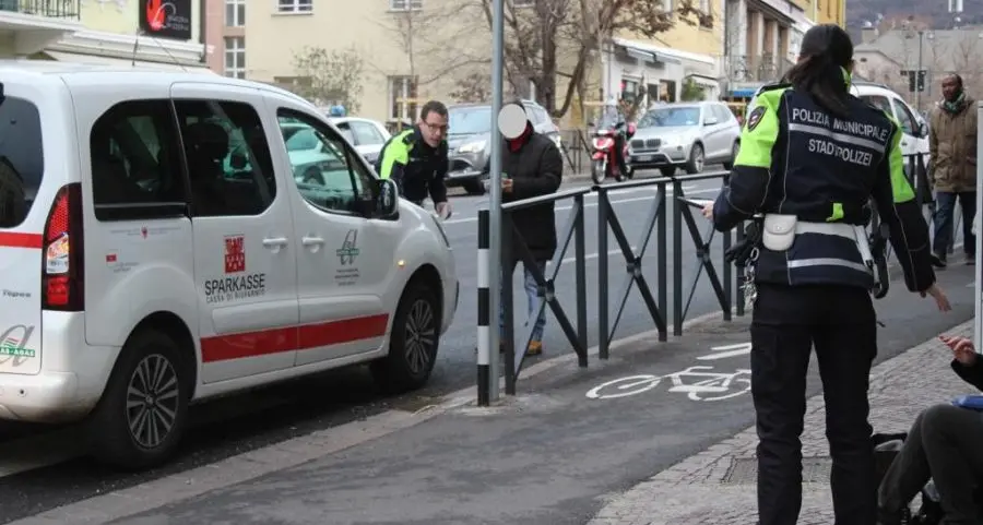 Donna investita sulle strisce in viale Druso
