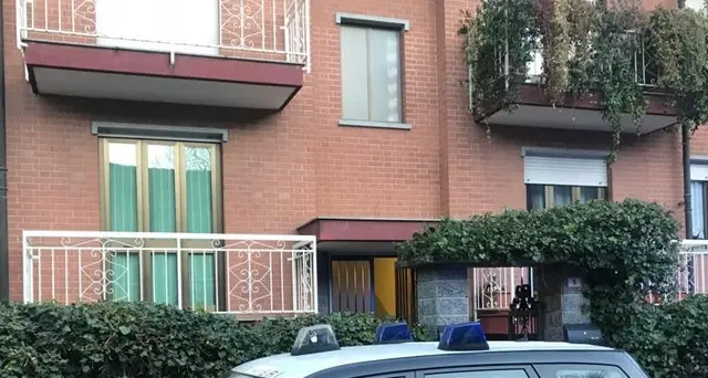 Strangola il figlio, poi chiama i carabinieri