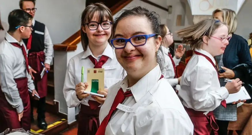 I “camerieri per un giorno” portano in tavola il sorriso