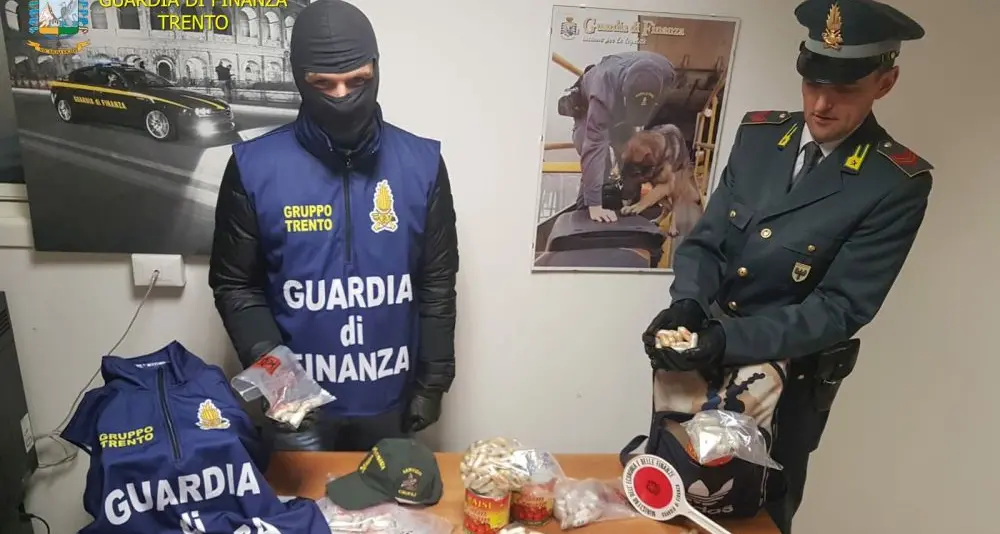 Trento, 5,5 chili di droga sul pullman. Nella conserva di pomodoro e nello stomaco di tre corrieri