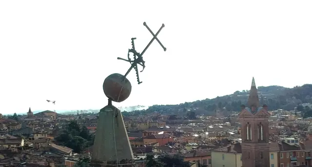 Si inclina croce su campanile Bologna