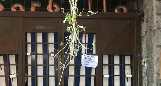 Bomba contro pizzeria Sorbillo a Napoli