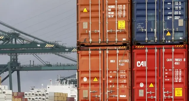 Istat, export -0,4% a novembre, +1% anno