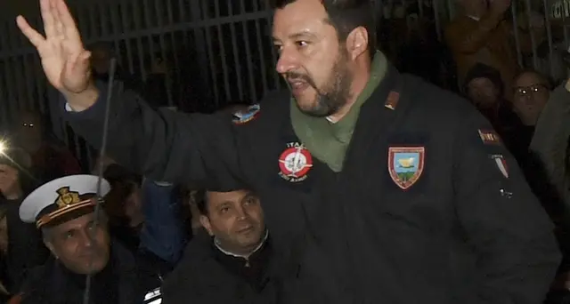 Sostenitore bacia la mano a Salvini