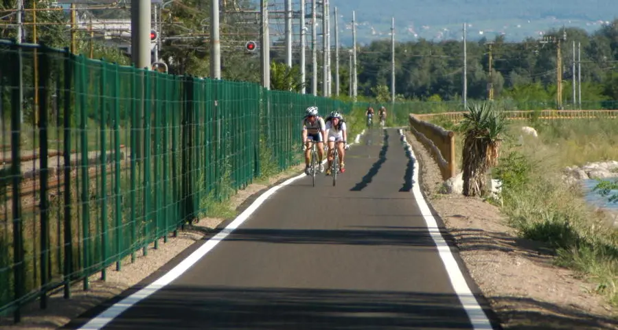 Lavori sulla ciclabile: recinzione dei binari da rinnovare