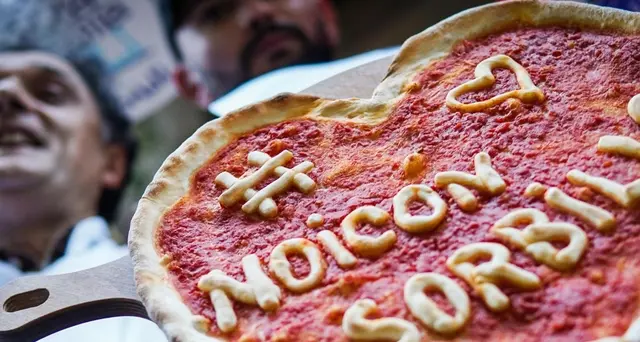 Sorbillo riapre, pizze gratis per tutti