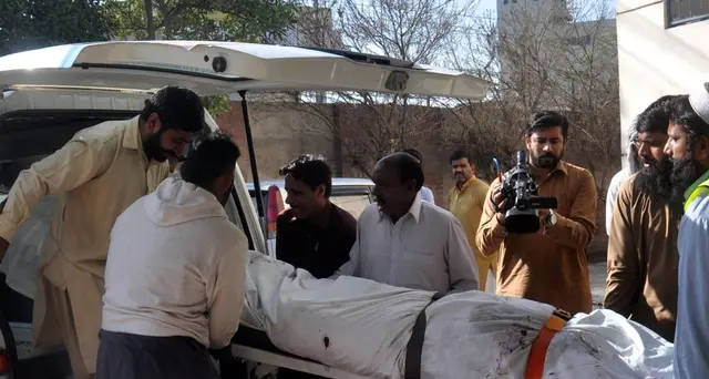 Pakistan, 26 morti in scontro bus-camion
