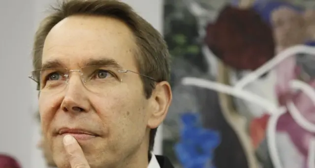 Koons licenzia assistenti e assume robot