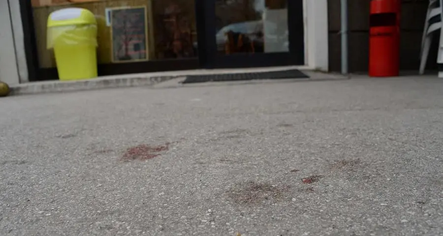 Punta la pistola alla tempia del ristoratore, lui lo disarma. Rapinatore arrestato dalla polizia