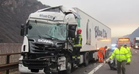 A22, tamponamento tra due autoarticolati