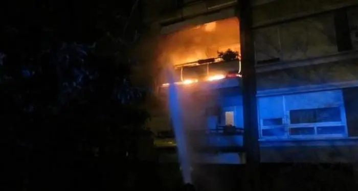 Notte movimentata in via Roen, il balcone va in fiamme