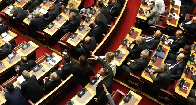 Atene approva accordo su nome Macedonia