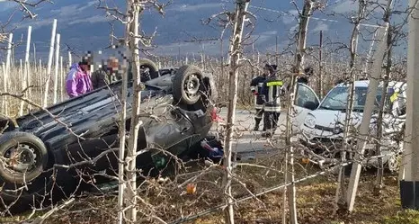 Auto finisce nei campi con le ruote all’aria