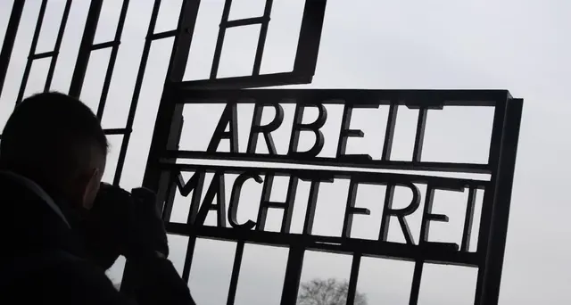 Raduno estrema destra fuori Auschwitz