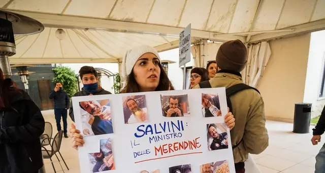 Scuola Lega,irruzione dei centri sociali
