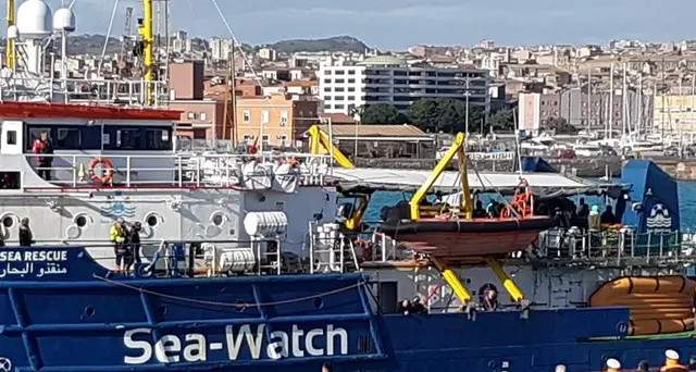 Sea Watch a Catania, migranti in festa