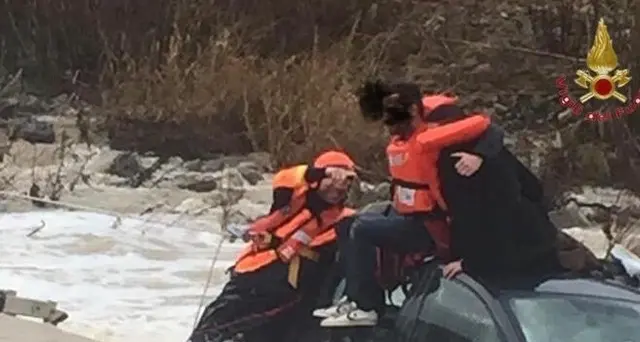 Bloccati mentre guadavano fiume,soccorsi