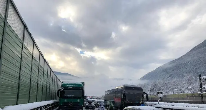 Caos neve, i vigili del fuoco ai turisti: posticipate la partenza