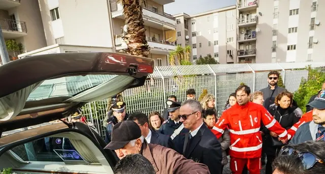 Bimbo ucciso, madre va via scortata
