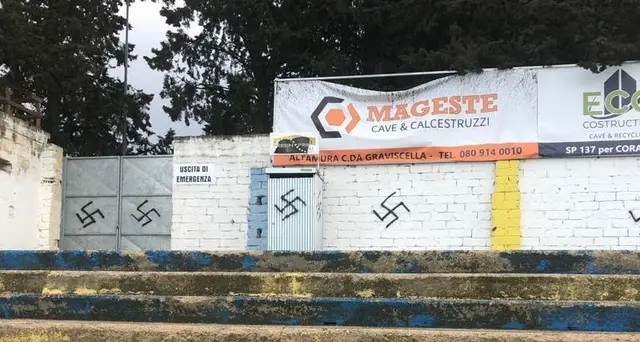 Svastiche su muri stadio Gravina