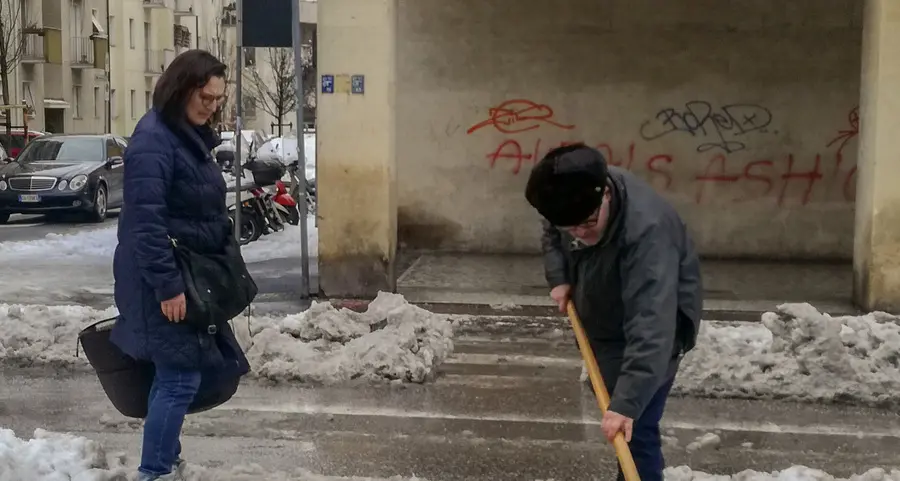 C’è chi si rimbocca le maniche e spala le strisce pedonali
