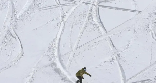 Snowboarder 24enne morto sotto valanga