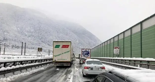 Caos neve sull'A22, i trasportatori: \"Non siamo colpevoli\"