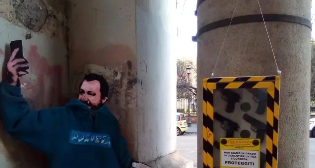 Sagoma di Salvini e pistole finte a Roma