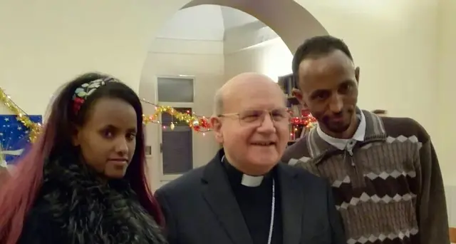 Vescovo Assisi accoglie giovane migrante