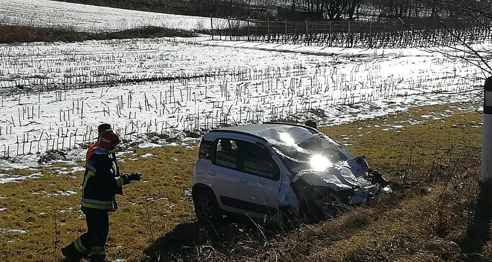 Levico, mamma vola fuori strada con la bimba di 5 mesi: illese