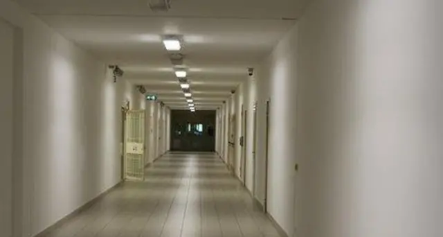 Tentò uccidere moglie, suicida in cella