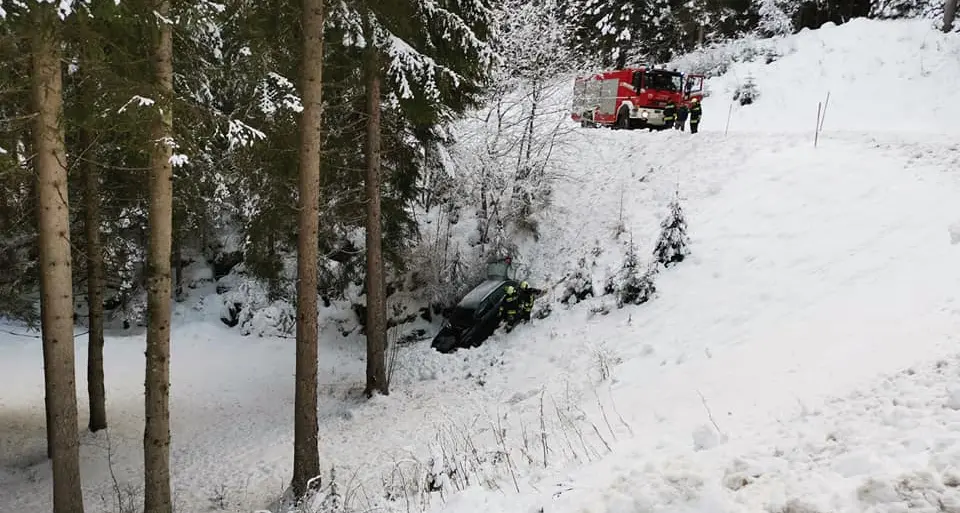 Siusi, l'auto finisce fuori strada: intervengono i vigili del fuoco